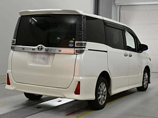 TOYOTA VOXY 2018 white