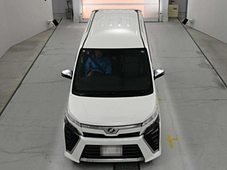 TOYOTA VOXY 2018 white