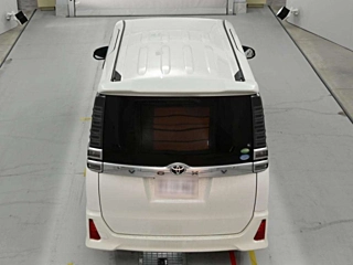 TOYOTA VOXY 2018 white