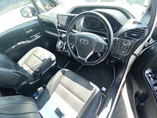 TOYOTA VOXY 2018 white