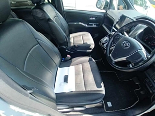 TOYOTA VOXY 2018 white