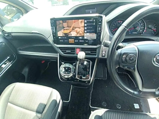 TOYOTA VOXY 2018 white