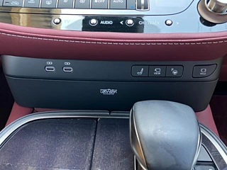 2025 Lexus LS Hybrid 4WD - Image 12
