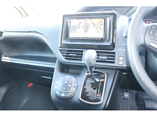 2018 Toyota Voxy 4WD - Image 9