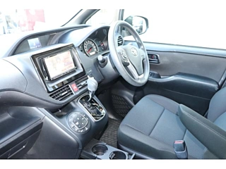 2018 Toyota Voxy 4WD - Image 11