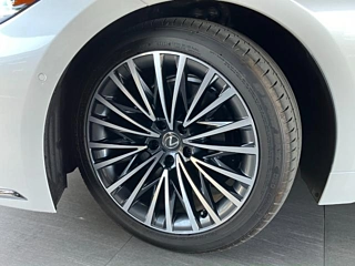 2025 Lexus LS Hybrid 4WD - Image 4