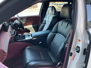 2025 Lexus LS Hybrid 4WD - Image 38