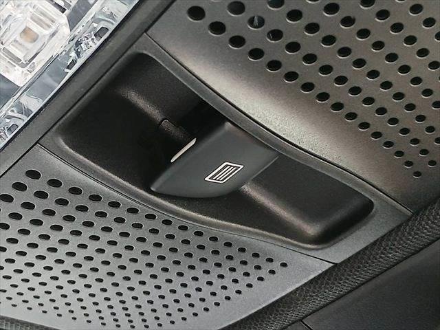 MERCEDES BENZ E-CLASS E200 AVANTGARDE SPORT - Image 36