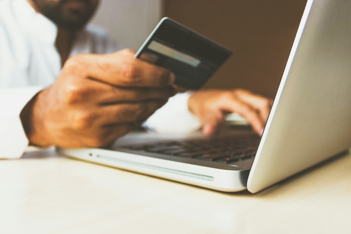 Customer paying an invoice online
